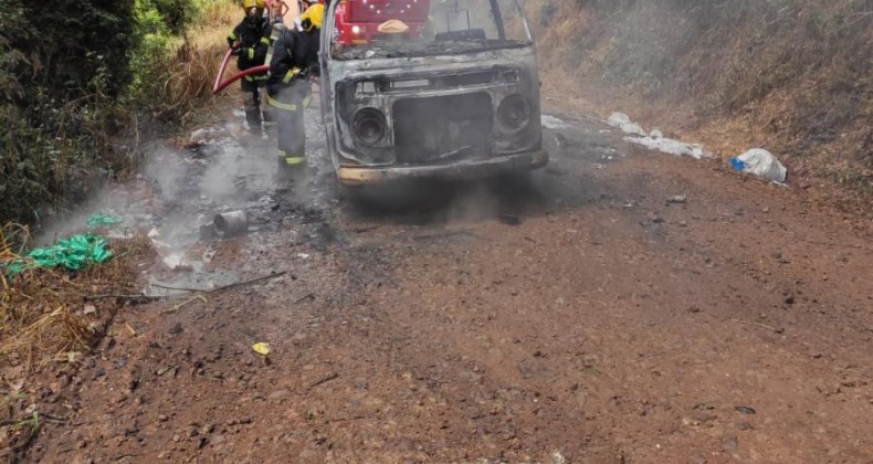 Veículo pega fogo no interior de Modelo