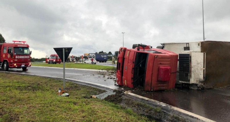 Automóvel e caminhão se envolvem em acidente no trevão de Irani