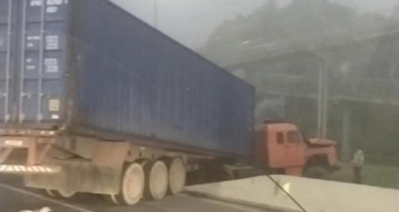 Acidente com carreta causa fila quilométrica na BR-101, em Itajaí