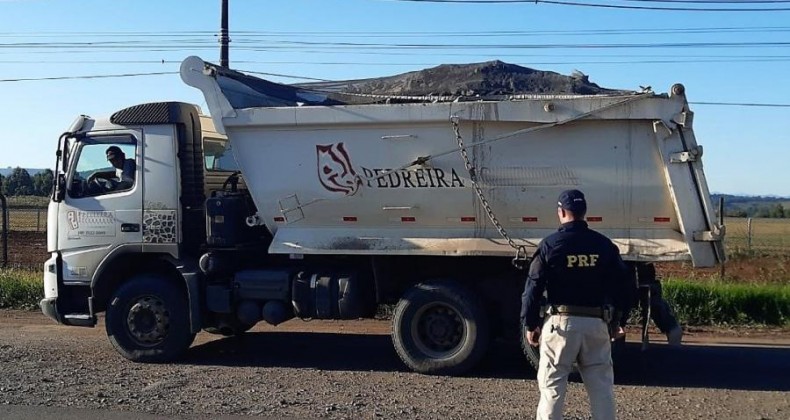Caminhão é flagrado com quase 11 toneladas de excesso de peso na BR-282