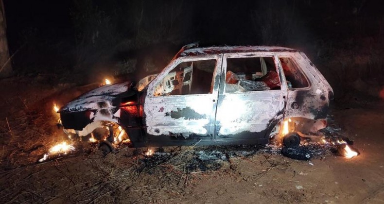 Carro com registro de furto fica destruído após incêndio em Xaxim
