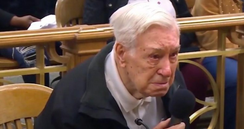 Idoso de 96 anos emociona ao revelar motivo de levar multa de trânsito