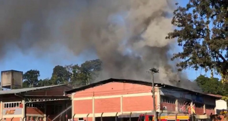 Incêndio atinge complexo industrial de Blumenau