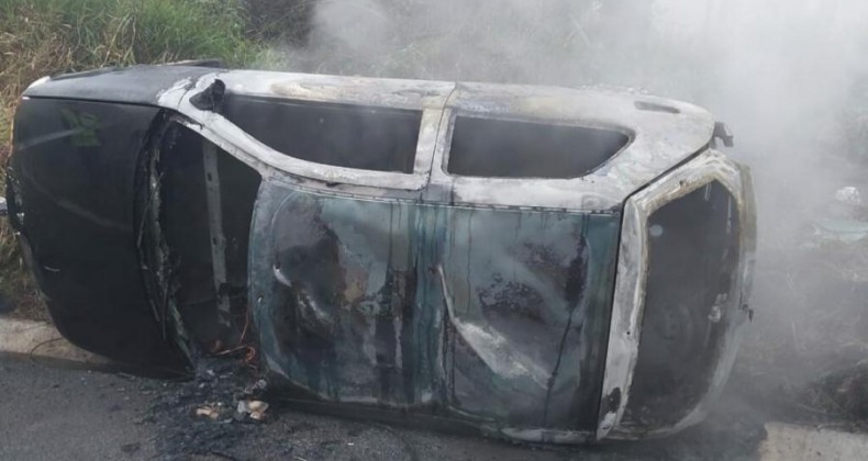 Veículo é destruído pelo fogo no Oeste de SC