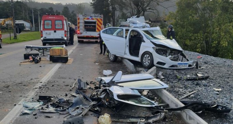 Colisão entre carros deixa duas pessoas mortas