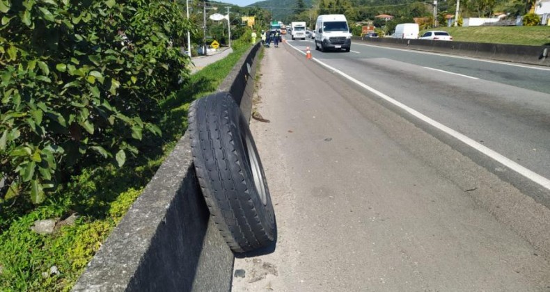Pneu se solta de caminhão, atinge e mata pedestre na BR-101