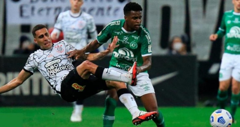 No último lance do jogo, Chape leva gol e perde para o Corinthians em São Paulo