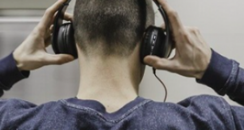 Mais de 1 bilhão de jovens podem ter perda auditiva nos próximos anos; saiba por quê