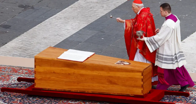 Funeral de Bento XVI é realizado no Vaticano