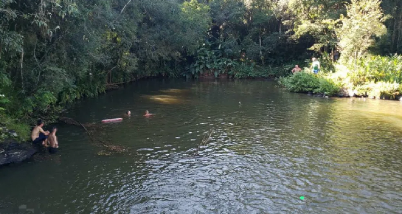 Adolescente morre um dia após pular de cachoeira e se afogar em rio de SC