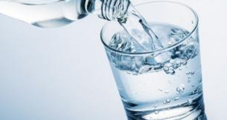 Beber água: como calcular a quantidade ideal diária e consumir corretamente?