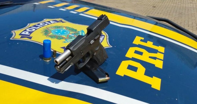 Pistola municiada pronta para uso é apreendida na BR-282