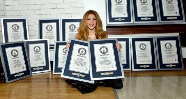 Shakira quebra 14 recordes mundiais com música sobre traição do ex-marido Piqué