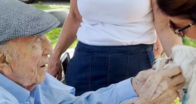 O idoso comemorou o centenário cercado de cães como convidados especiais
